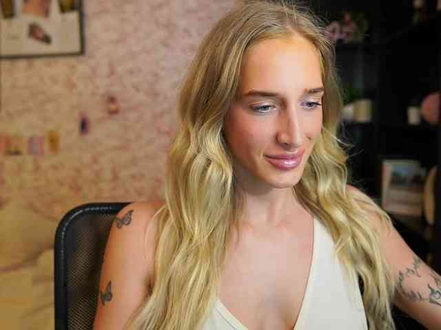 NicoletteShea01 webcam