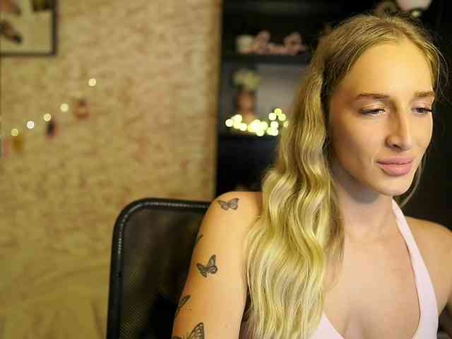 NicoletteShea01 webcam