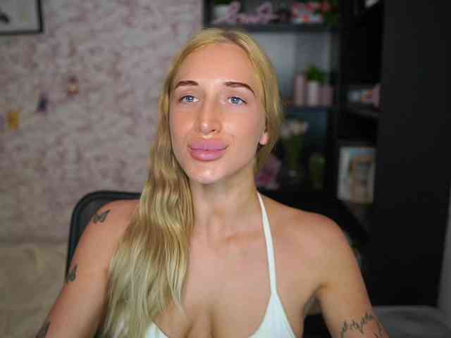 NicoletteShea01 webcam
