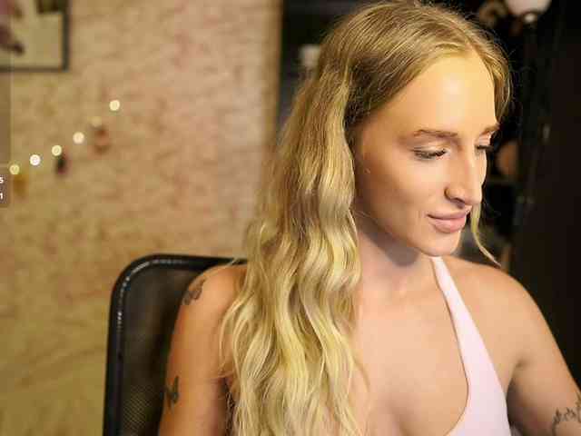 NicoletteShea01 webcam