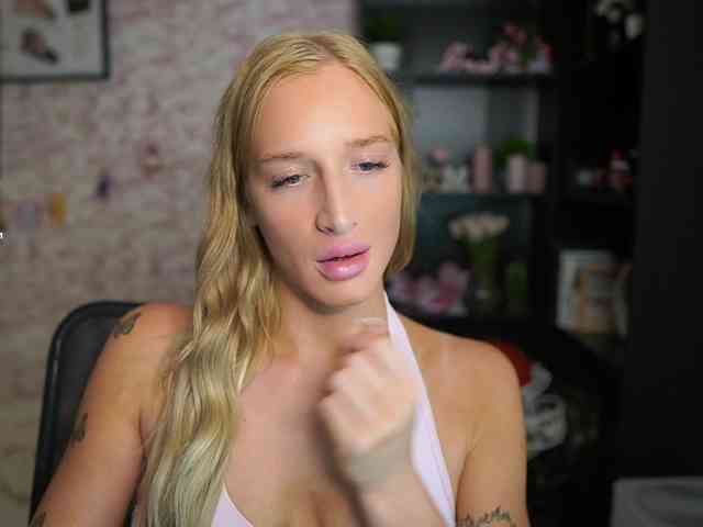 NicoletteShea01 webcam