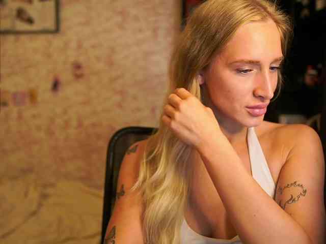 NicoletteShea01 webcam