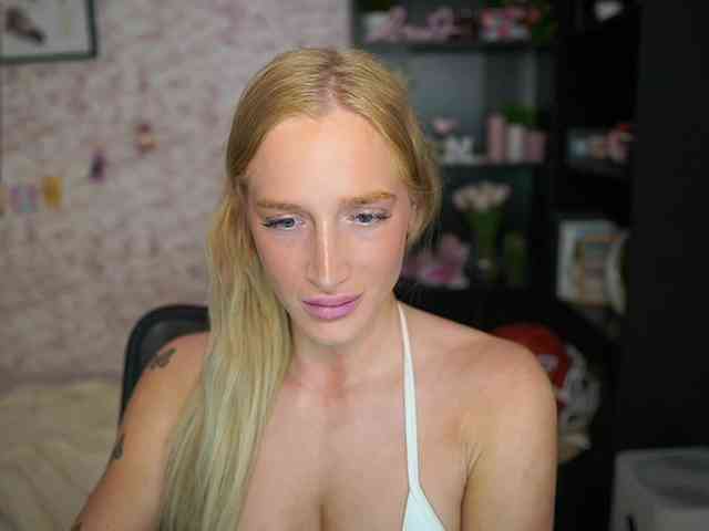 NicoletteShea01 webcam