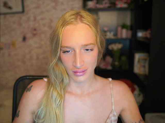 NicoletteShea01 webcam