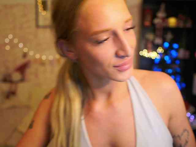 NicoletteShea01 webcam