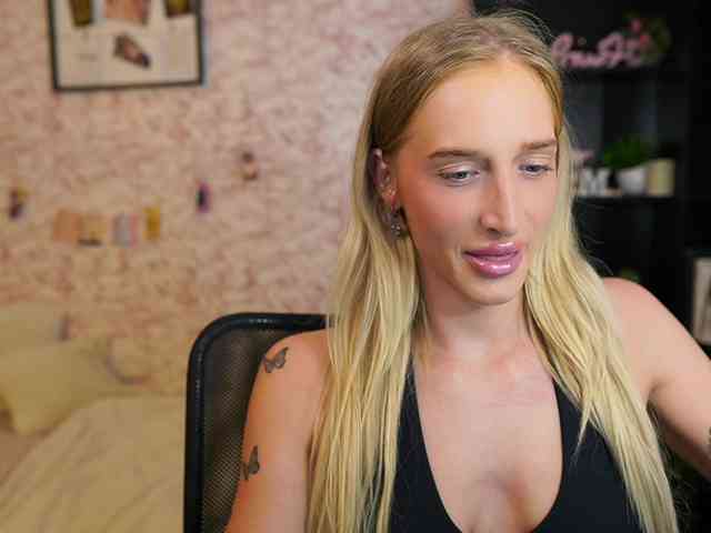 NicoletteShea01 webcam