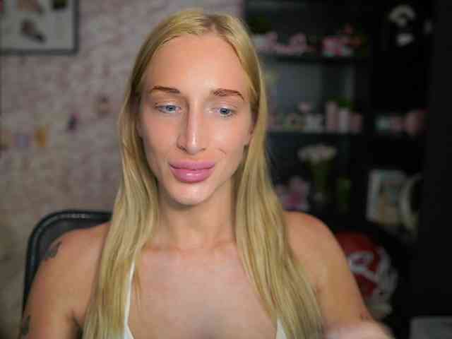 NicoletteShea01 webcam