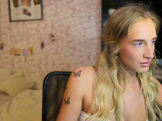 NicoletteShea01 webcam
