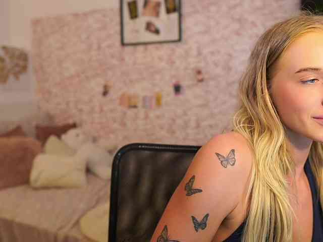 NicoletteShea01 webcam