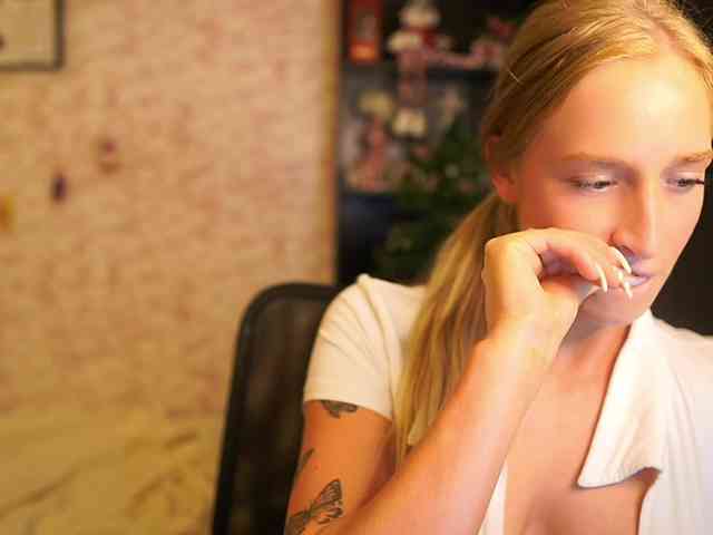 NicoletteShea01 webcam