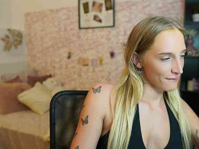 NicoletteShea01 webcam