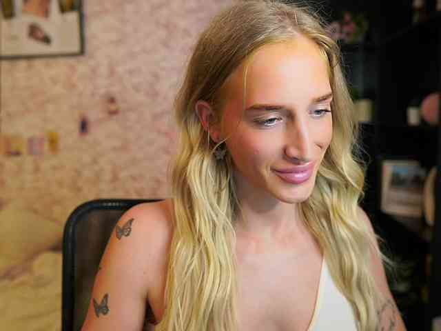 NicoletteShea01 webcam