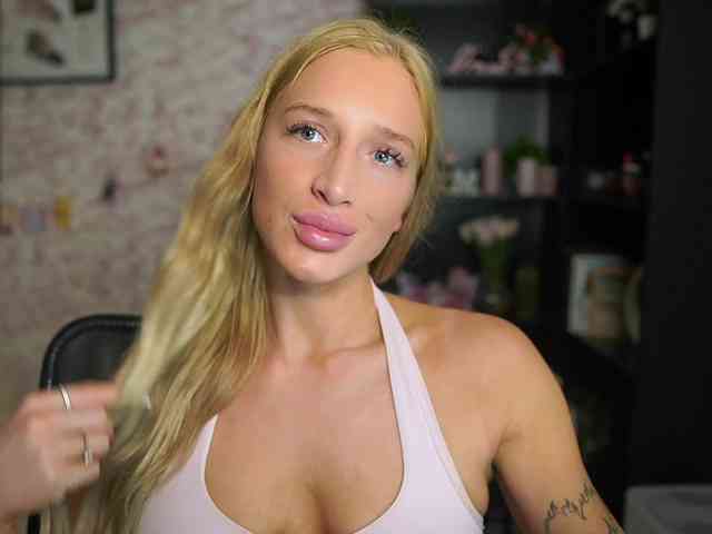 NicoletteShea01 webcam