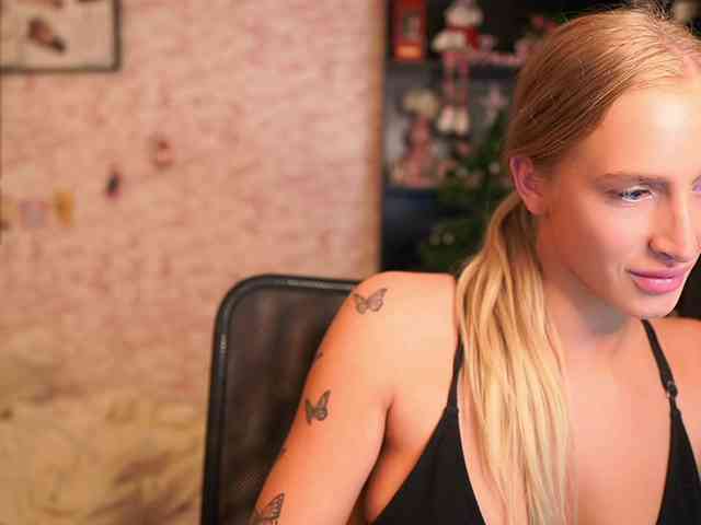 NicoletteShea01 webcam