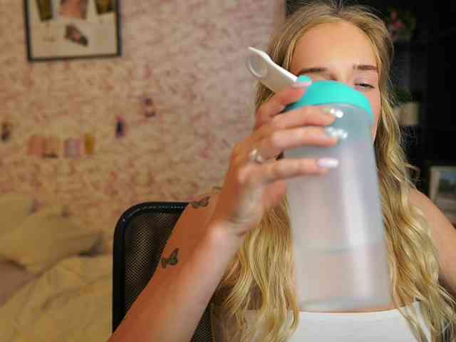 NicoletteShea01 webcam