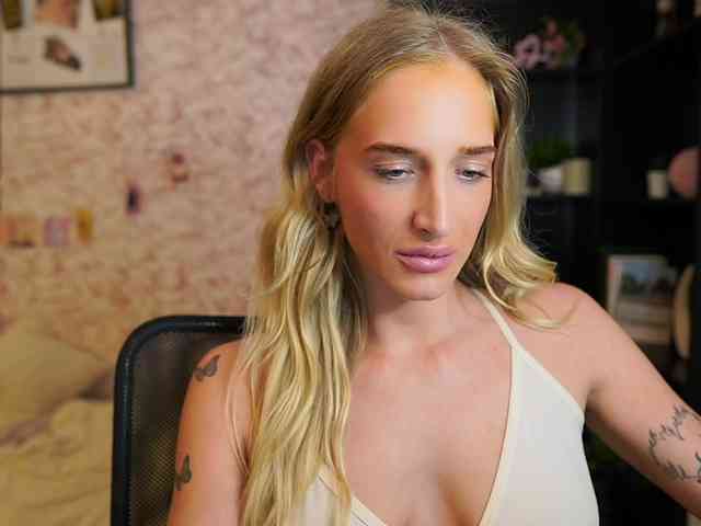 NicoletteShea01 webcam