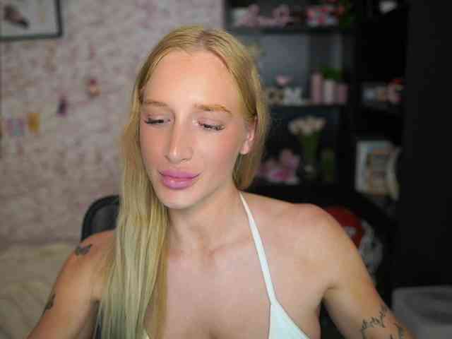 NicoletteShea01 webcam