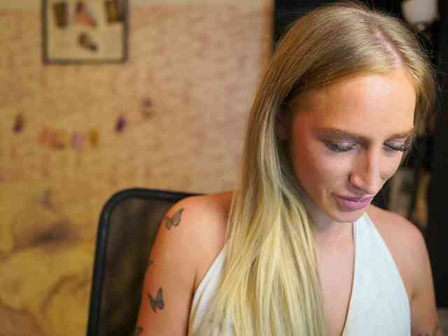 NicoletteShea01 webcam