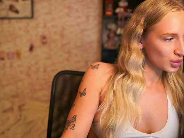 NicoletteShea01 webcam