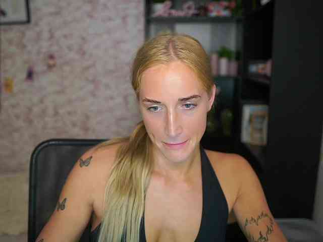 NicoletteShea01 webcam