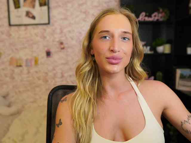 NicoletteShea01 webcam