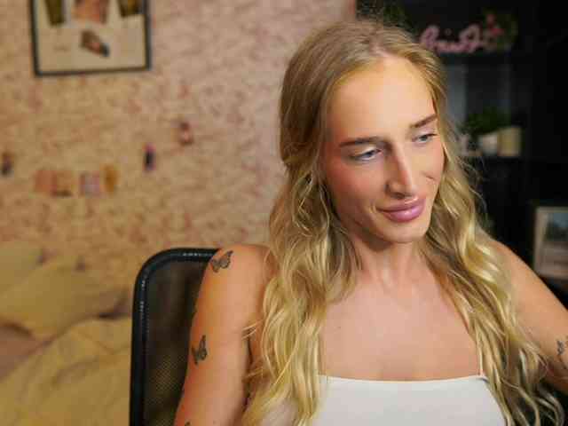 NicoletteShea01 webcam