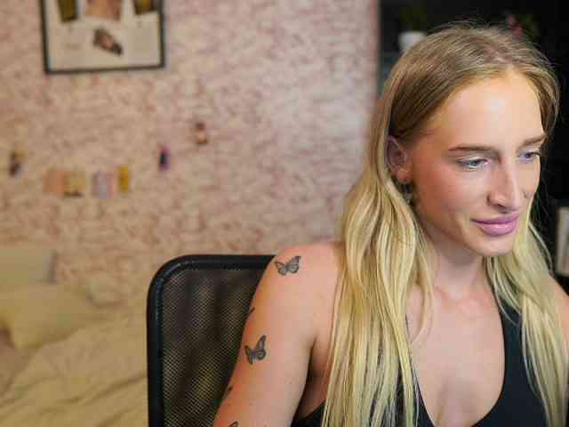 NicoletteShea01 webcam