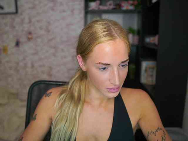 NicoletteShea01 webcam