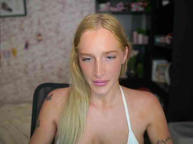 NicoletteShea01 webcam