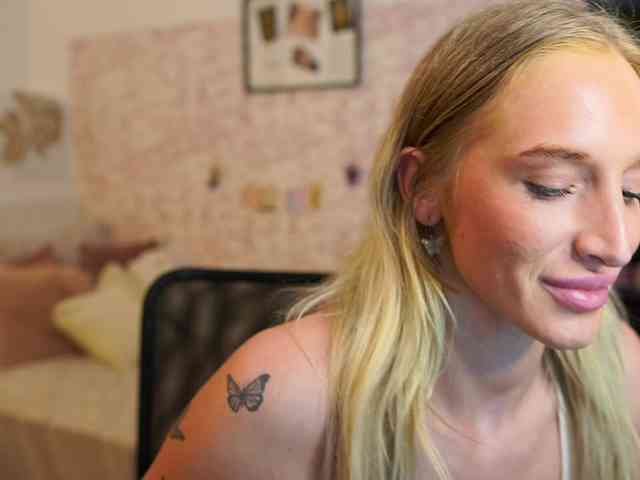NicoletteShea01 webcam