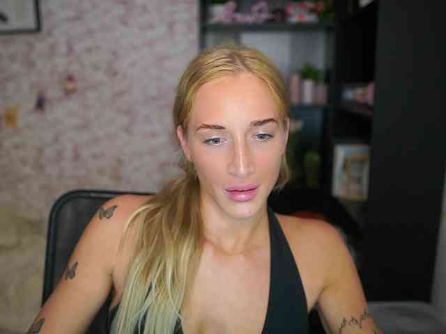 NicoletteShea01 webcam
