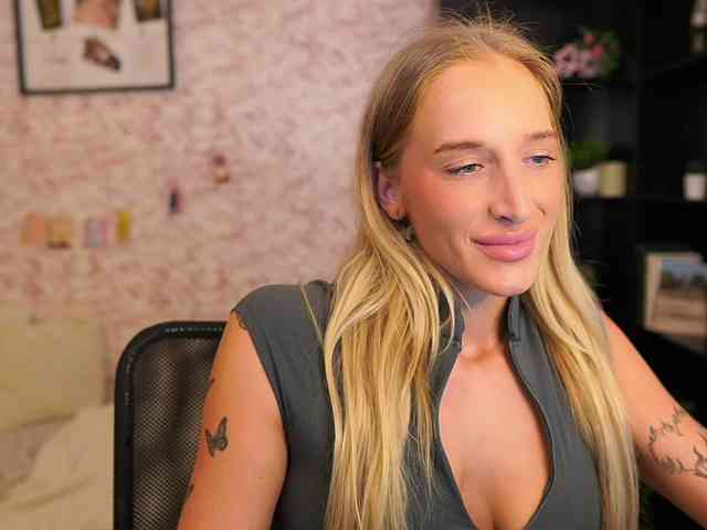 NicoletteShea01 webcam