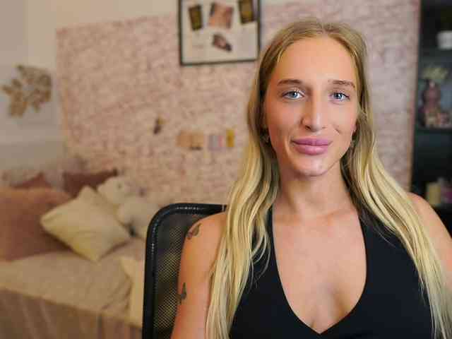 NicoletteShea01 webcam