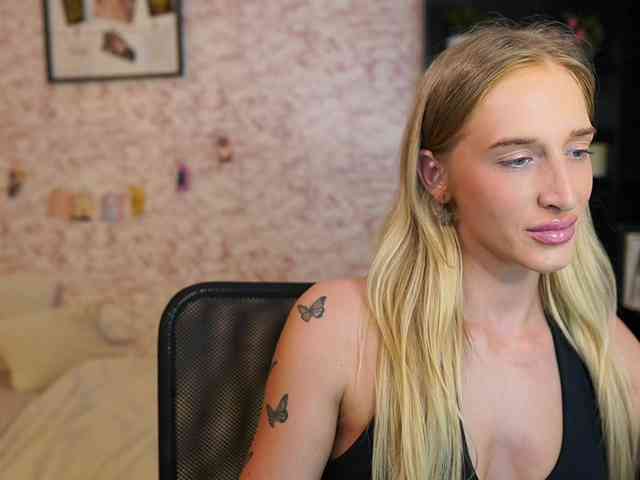 NicoletteShea01 webcam