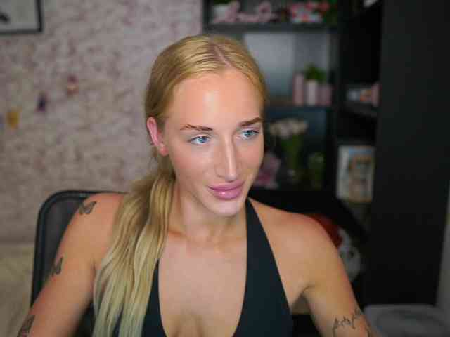 NicoletteShea01 webcam