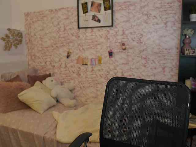 NicoletteShea01 webcam