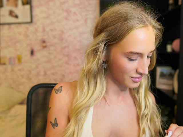 NicoletteShea01 webcam