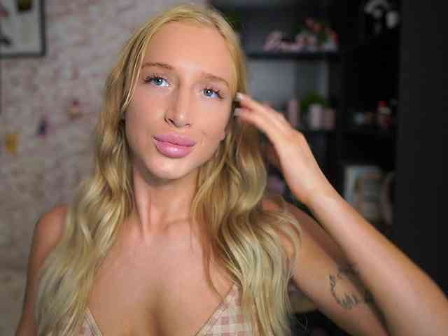 NicoletteShea01 webcam