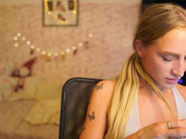 NicoletteShea01 webcam