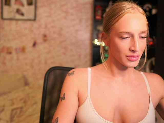 NicoletteShea01 webcam