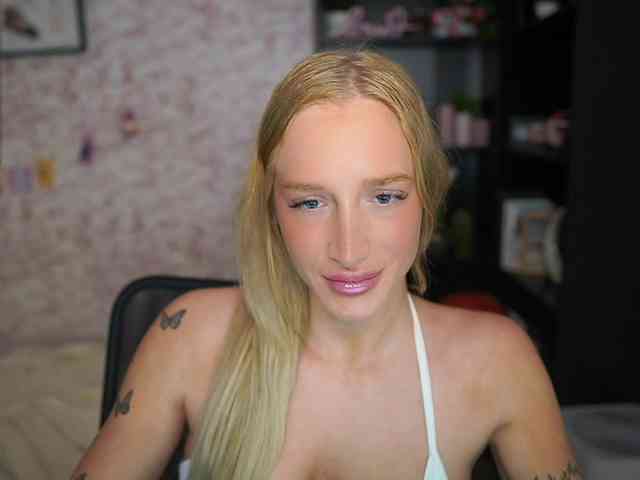 NicoletteShea01 webcam