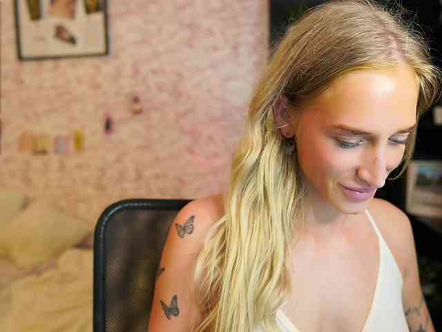 NicoletteShea01 webcam