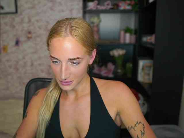 NicoletteShea01 webcam