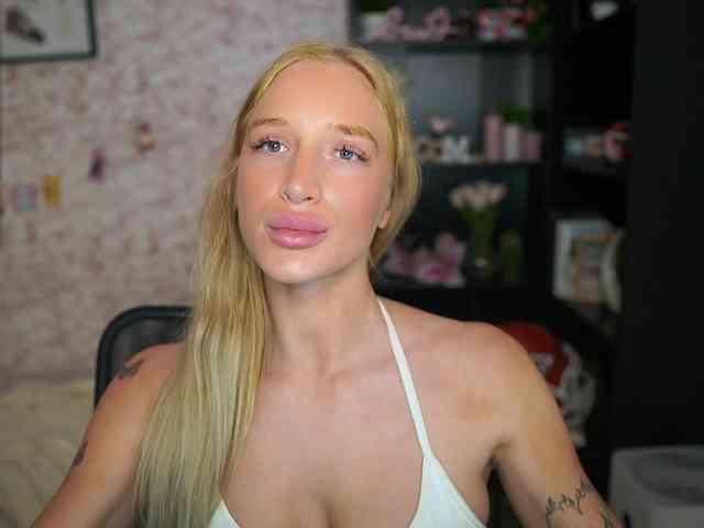 NicoletteShea01 webcam