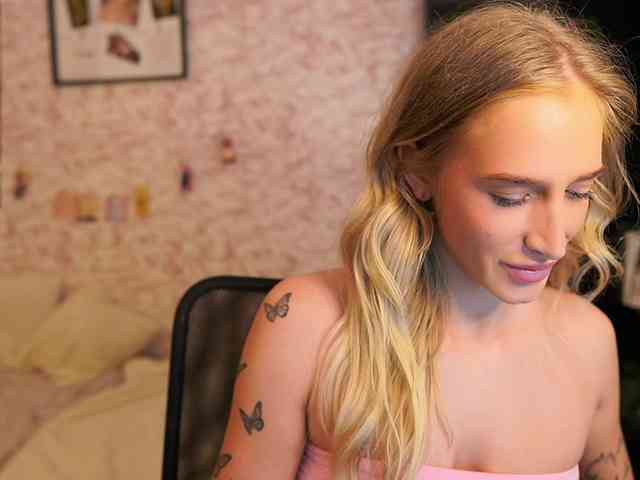 NicoletteShea01 webcam