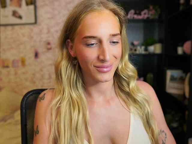 NicoletteShea01 webcam