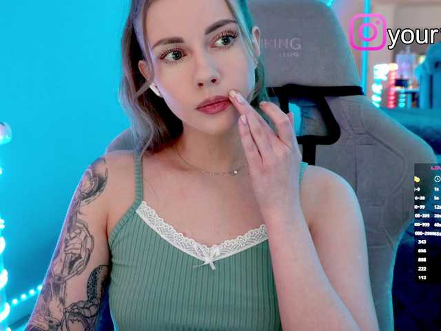  -VikkiL0vesCheese- chat room