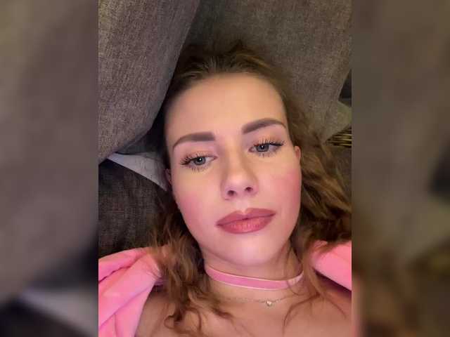 -VikkiL0vesCheese-horny on cam