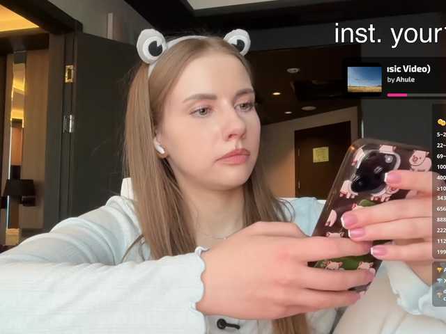 -VikkiL0vesCheese-'s BongaCams show and profile