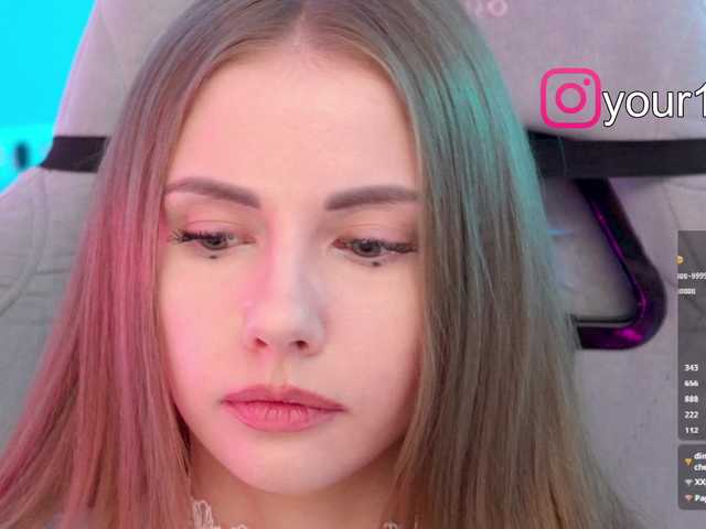 -VikkiL0vesCheese-horny on cam